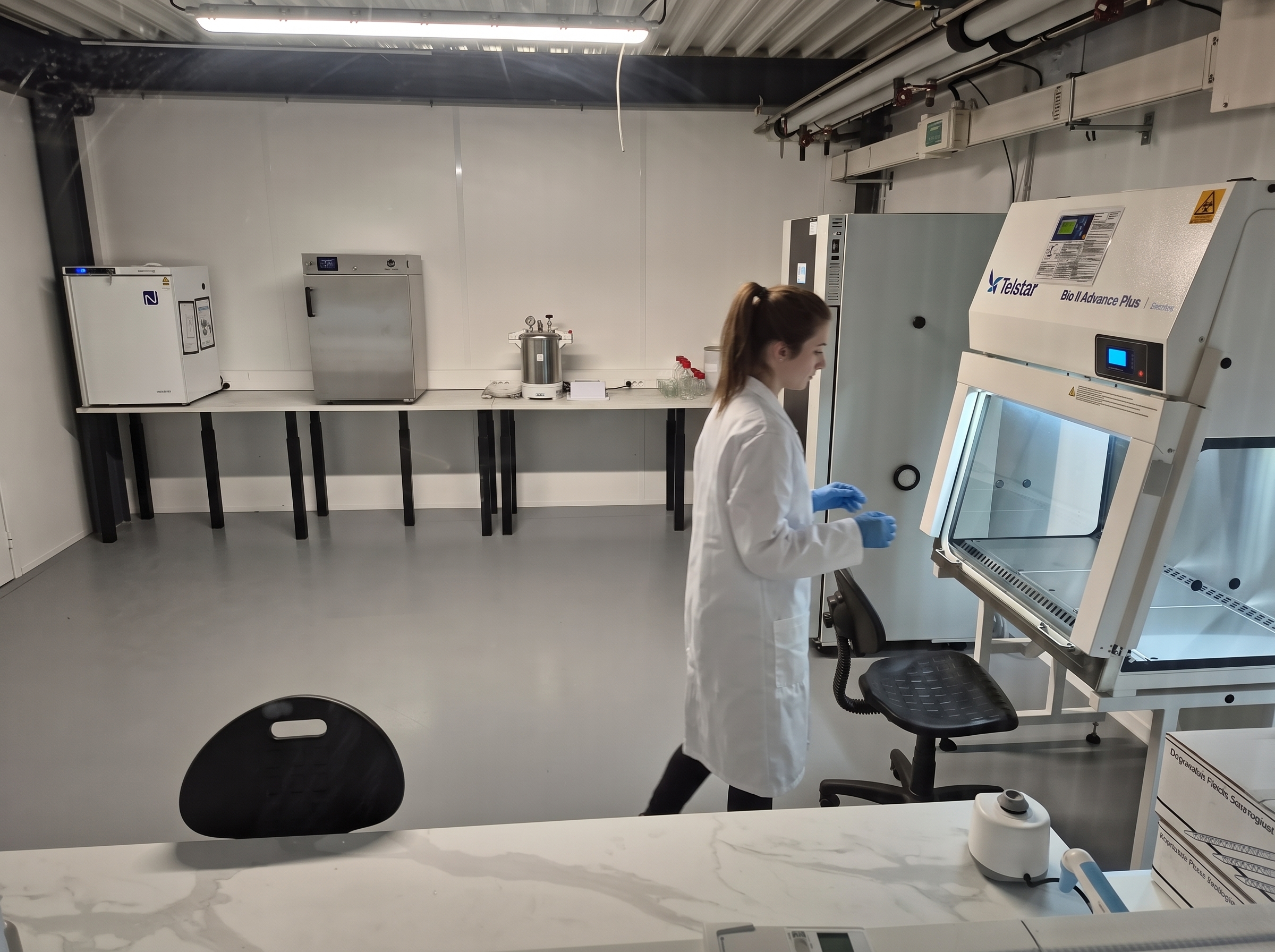 Technicienne dans le laboratoire d’essais de contaminations fongiques ADETESTS du Groupe Emitech